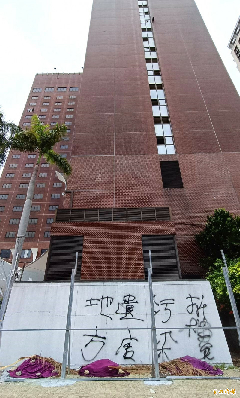 高雄國賓危老重建卡關，飯店外遭人塗鴉。（記者葛祐豪攝）