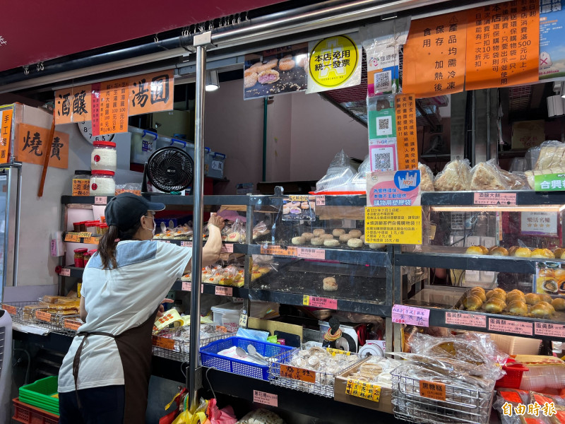 北市議員詹為元指，市場電子支付雖達99%以上，但實際申請獎勵的僅3.8%。圖為南門市場電子支付標示。（記者甘孟霖攝）