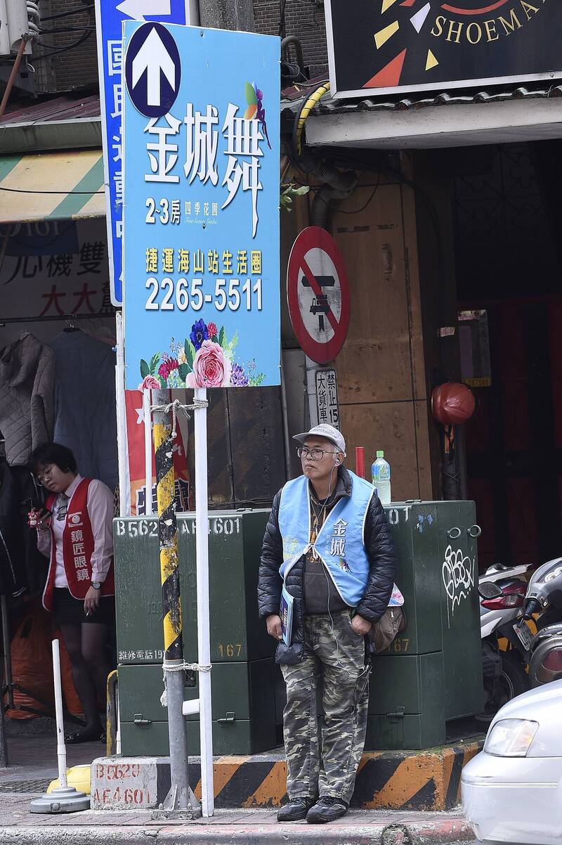 房市冷清到連路邊新建案廣告舉牌員都變少了。（示意圖，資料照）
