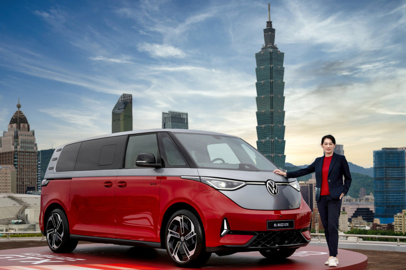 台灣福斯商旅重量級車款 ID. Buzz GTX 7人純電跑旅今天正式在台灣上市，台灣福斯商旅積極向德國原廠爭取，以269.8萬元起的甜甜價搶市，比德國原產地還便宜超過10萬元，瞄準家庭買家及喜愛戶外車旅的消費者。（台灣福斯商旅提供）
