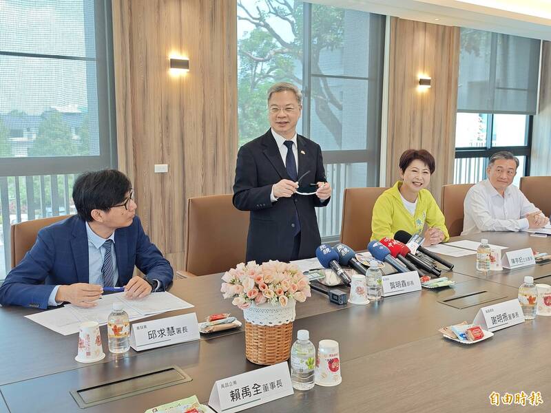 經濟部長龔明鑫與塑膠業者座談，也回應媒體有關台積電南京廠豁免權被取消一事。（記者吳俊鋒攝）