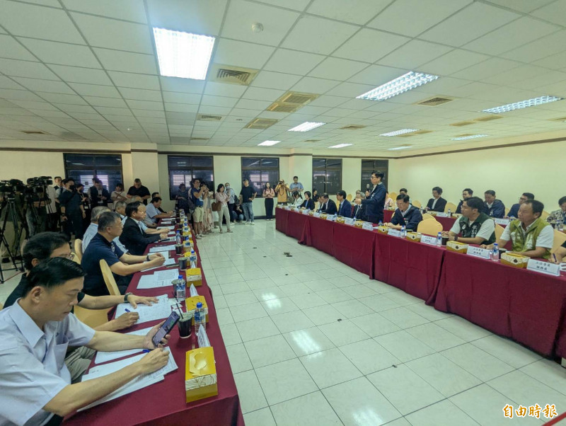 台灣扣件類商品適用美國232條款，關稅高達50%，業者叫苦連天，經濟部長龔明鑫南下高雄與業者座談。（記者黃佳琳攝）