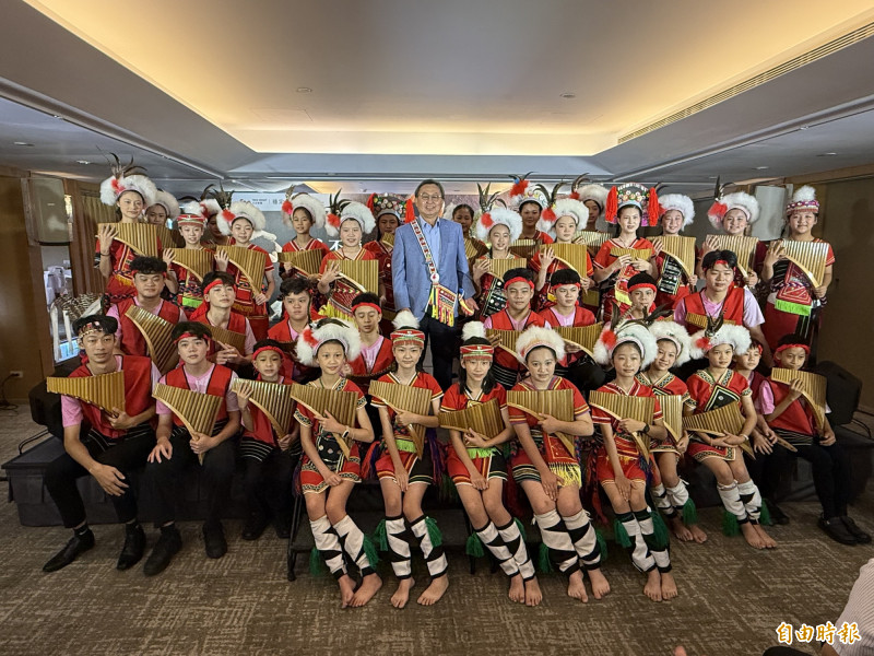 從台南起家的大亞集團邀請花蓮偏鄉青少年排笛樂團於九月四日晚間到台南市立文化中心演出（中西裝者為大亞集團董事長沈尚弘）。（記者王俊忠攝）