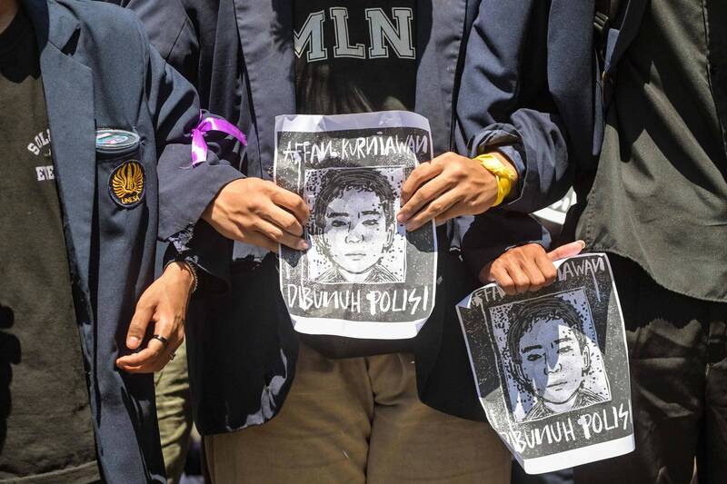 庫尼亞萬之死，在印尼全國範圍內引發了廣泛的憤怒和抗議。圖為示威者拿著庫尼亞萬的畫像。（法新社）