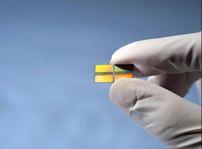 未來量子電腦將與半導體製程深度融合,將成為新一代「量子系統晶片」的核心。(截取中國社交媒體平台)