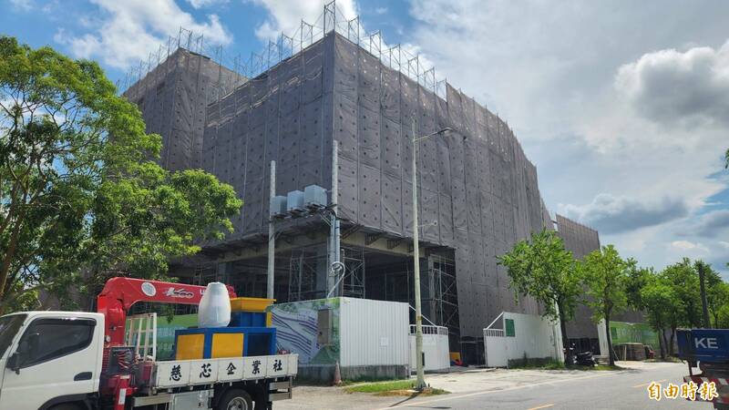 近期因美國對等關稅與中央「限貸令」以及營建產業缺工缺料等問題；宜蘭縣政府公告，縣內建築業建築期限准其自動展延1年，無須另行申請，即日生效。（記者游明金攝）