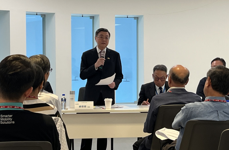 卓榮泰表示,新青安排除在《銀行法》72條之2限貸的限額裡面。(記者廖耀東攝)