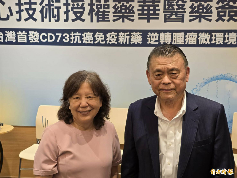 藥華藥8月營收創歷史次高。圖左為藥華藥董事長詹青柳、右為執行長林國鐘。(記者陳永吉攝)