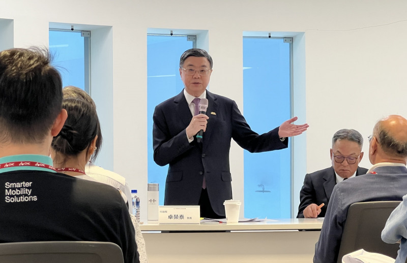 行政院長卓榮泰強調，政府不會只關心高科技與半導體。（記者廖耀東攝）