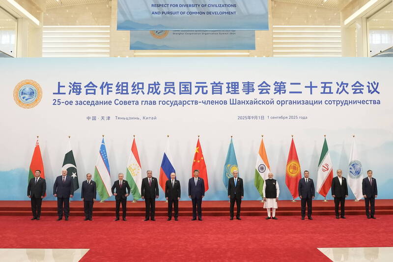 8月底莫迪（右4）出席上海合作組織（SCO），這是他睽違7年再度出訪中國。（法新社資料照）