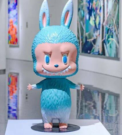 全球唯一1隻「薄荷色Labubu」，今年6月以108萬人民幣拍出。（翻攝藝典中國網站）