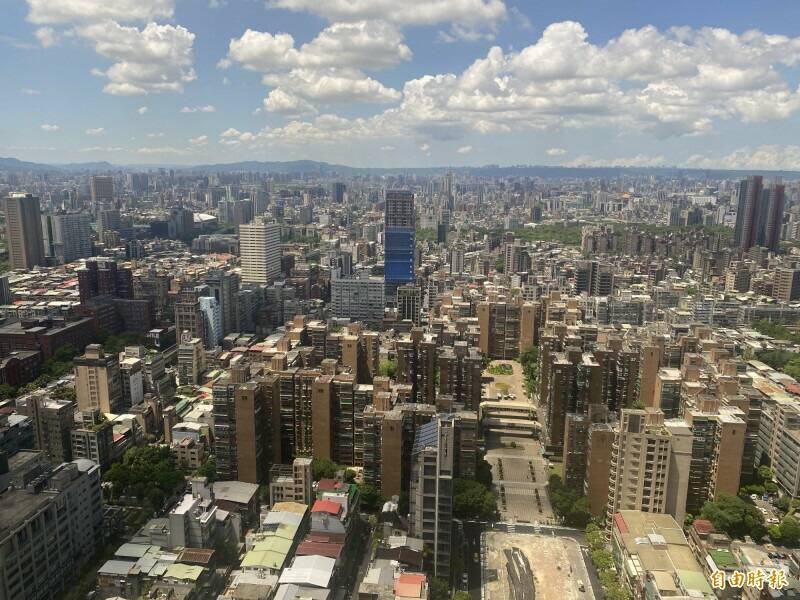 房市降溫,考量民眾出售原有房屋時間拉長或不易取得房貸等原因,央行調整換屋協處措施出售原有房屋期限,由1年延長為18個月。(資料照)