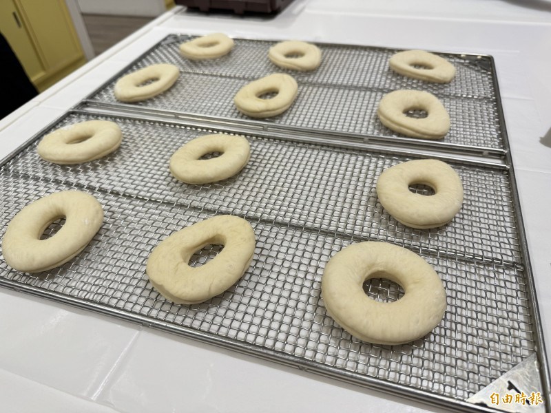 在台灣以Mister Donut甜甜圈聞名的日本DUSKIN集團，2015年在大阪開設「DUSKIN博物館」，1樓規劃了甜甜圈品牌「Mister Donut博物館」，並提供消費者手做甜甜圈體驗，體驗活動一開放預約皆馬上秒殺。（記者楊雅民攝）