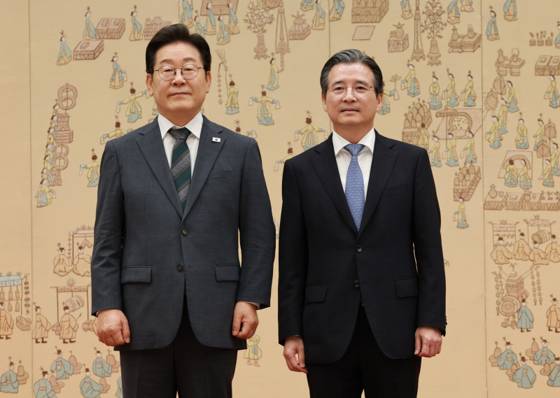 南韓總統李在明(右)政策首席秘書金永範(Kim Yong-beom,左)9日表示,由於韓元兌美元匯率問題,南韓與美國敲定最終貿易協議的談判陷入停滯。(歐新社資料照)