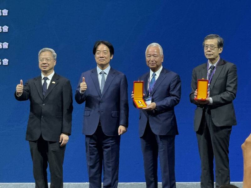 總統賴清德(左二)今出席「晶鏈高峰論壇—建構全球半導體網絡」開幕式,並頒發「經濟部專業獎章」給獲獎的日本自民黨半導體戰略推進議員聯盟名譽會長甘利明(右二)。(記者洪友芳攝)