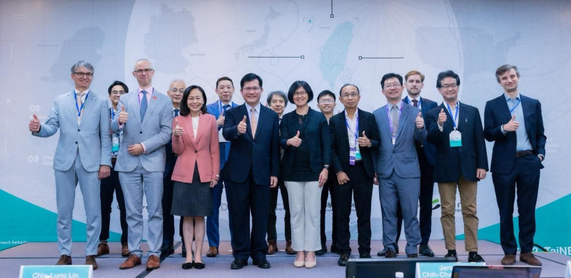 應邀出席「SEMICON Taiwan 2025 國際半導體展」舉辦的「2025 半導體與地緣政治論壇:探索供應鏈韌性與策略新局」開幕式。(外交部提供)