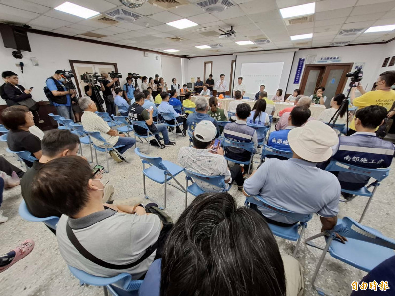 台電高雄興達電廠燃氣新二號機昨（10日）晚驚傳爆炸起火，永安區居民飽受驚嚇，今天上午台電在永安區公所舉辦說明會。（記者蘇福男攝）