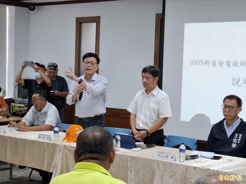 台電南部施工處長施啟祥（左2）說明案發經過。（記者蘇福男攝）