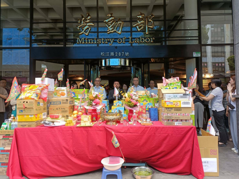 勞動部今日舉行中元普渡,由部長洪申翰及各單位主管共同祭拜(記者李靚慧攝)