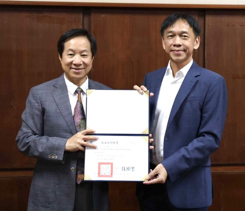 東海大學校長張國恩（左）聘僱張錫擔任財務金融學系客座教授。（校方提供）