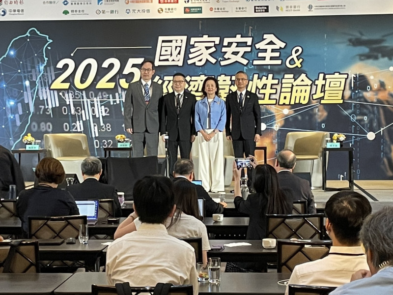 今日由自由時報主辦的「2025國家安全與經濟韌性論壇」登場。圖右1為將來銀行董事長郭水義。（記者歐宇祥攝）