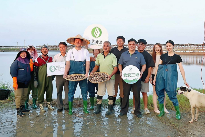 三地能源位於台南七股的漁電共生案場，由三地能源養殖團隊與在地養殖戶吳先生共同合作的文蛤養殖池。（業者提供）