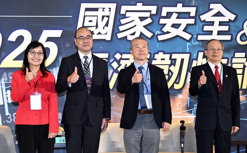 本報與中華電信10日合辦「2025國家安全與經濟韌性論壇」,總編輯鄒景雯(左1)下午主持「高峰對談—通訊與資安韌性」,邀請交通科技及資訊司代理司長王東琪(左2)、工研院副總暨資訊與通訊研究所所長丁邦安(右2)、中華電信技術長黃志雄(右1)與會座談。(記者廖振輝攝)