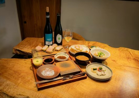 從負債315萬，野口則夫靠著運用義大利烹飪技術發明了1種「150度低溫烹飪法」，及成為世博會場上唯一1家採用新鮮食材製作的獨立餐廳，如今月營收達2700萬日圓。（擷居東洋經濟）