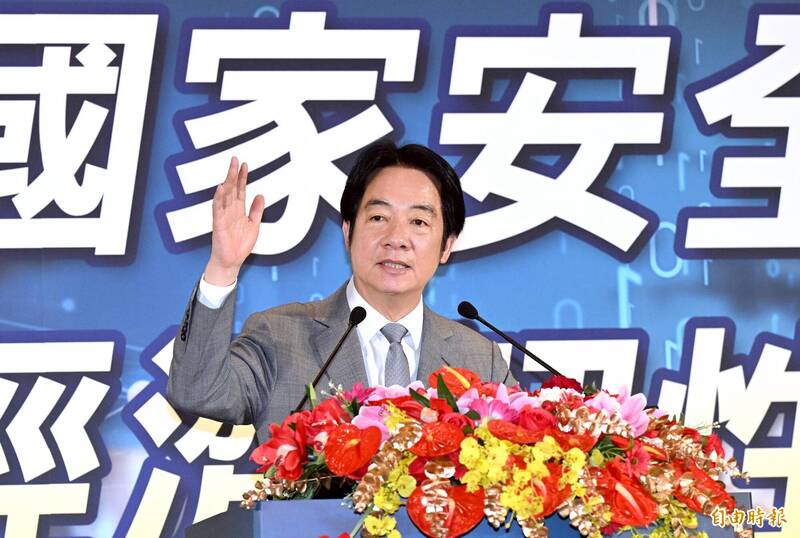 總統賴清德今出席《自由時報》主辦、中華電信協辦的「2025國家安全與經濟韌性論壇」,賴致詞時強調,因應對等關稅,盼金融單位在風險承受能力範圍內「雨天不收傘」,共度難關。(記者廖振輝攝)