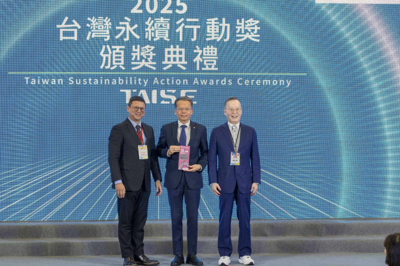 長榮航空榮獲2025《台灣永續行動獎》，孫嘉明總經理 （中）親自出席，並從經濟部主秘莊銘池 （左）接下該獎項，由台灣永續能源研究基金會董事長簡又新 （右）見證。（長榮航空提供）