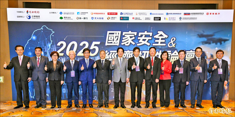 總統賴清德（中）昨出席本報主辦的「2025國家安全與經濟韌性論壇」致詞，並與本報社長林鴻邦（右六）、總編輯鄒景雯（右四）及中華電信董事長簡志誠（右五）等與會貴賓合影。（記者廖振輝攝）