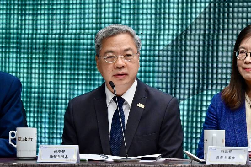經濟部長龔明鑫今(11)日在院會後記者會表示,台電公司或經濟部不可能、也不需要宣布分區限電。(記者叢昌瑾攝)