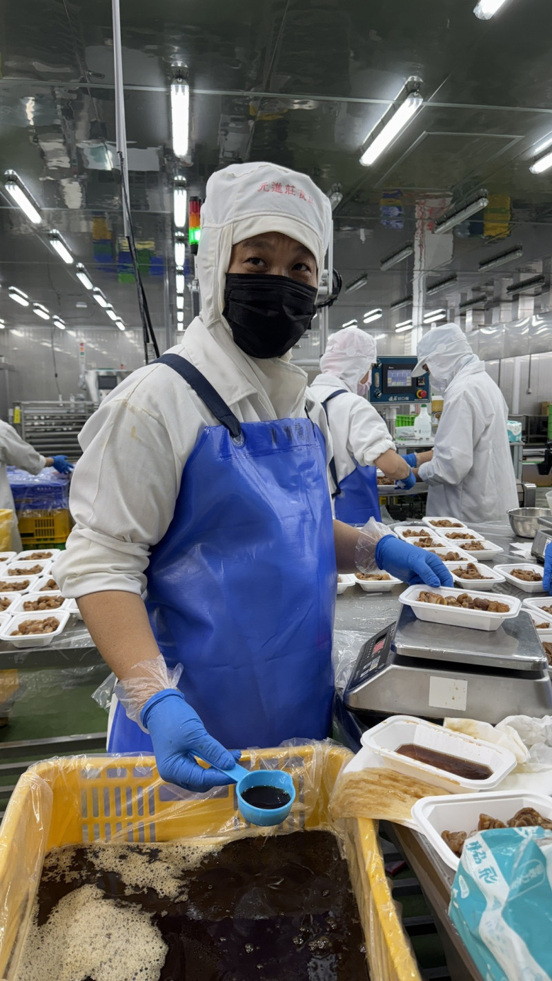 蔡慧美離開職場33年後重新當回上班族，更是獲得3萬元獎勵金。她表示，人生美妙到難以想像（記者李文德攝）
