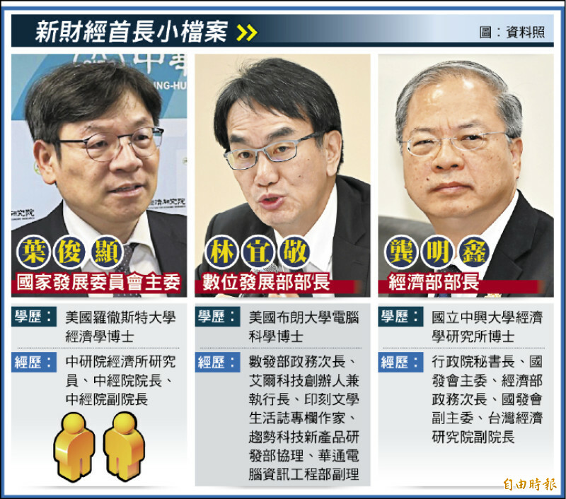 數發部長林宜敬（中）接受廣播節目專訪，強調打詐、資安與數位憑證三路並進。（資料圖）