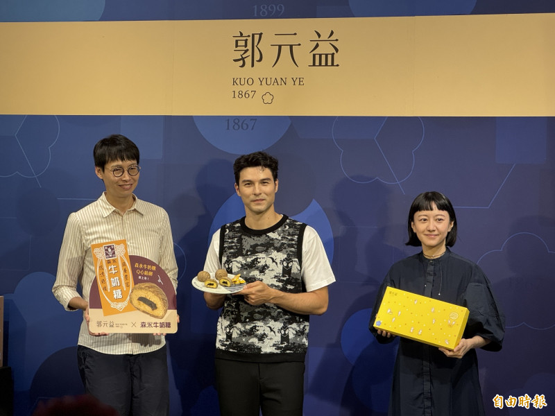 迎中秋節送禮商機，百年糕餅品牌郭元益今年首度攜手日本森永牛奶糖推出聯名禮盒，郭元益副總郭建偉表示，儘管上半年經濟大環境受到台美關稅、台幣急升等影響，有點波折，但中秋送禮仍是台灣人非常重視的節慶，對今年中秋節買氣正向樂觀，預估業績可望成長1成。（記者楊雅民攝）