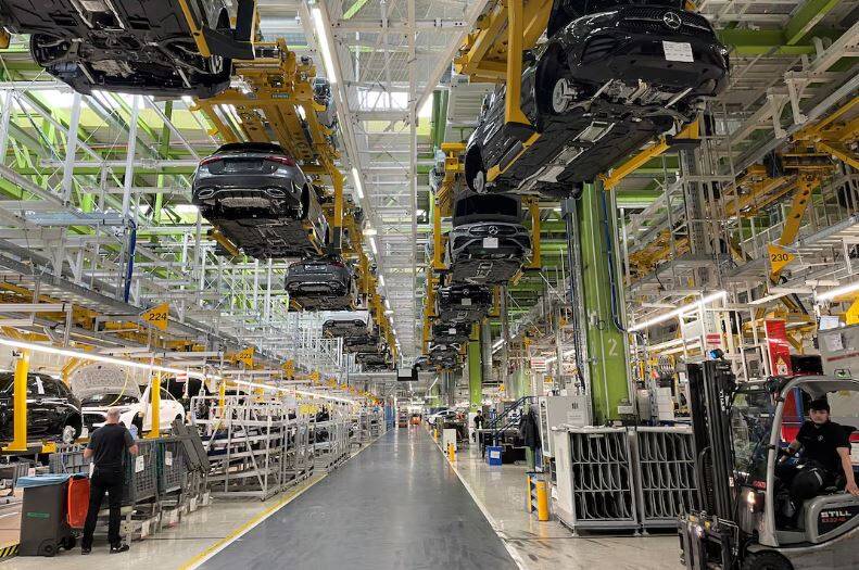 位於德國拉施塔特的德國汽車製造商梅賽德斯-賓士工廠生產線全景。(路透)