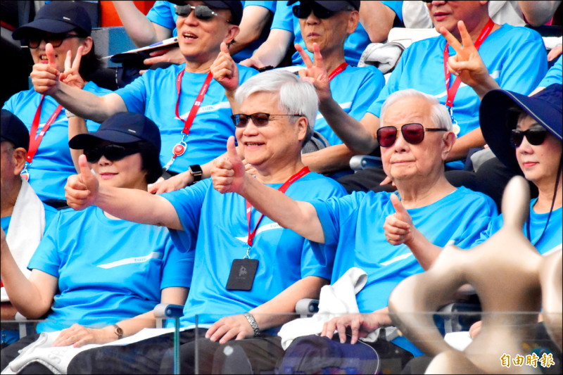 台積電董事長魏哲家（右三）去年首度以董事長身分主持台積電運動會，當時他幽默地說「等了26年才能站在主席台」。（資料照，記者洪友芳攝）