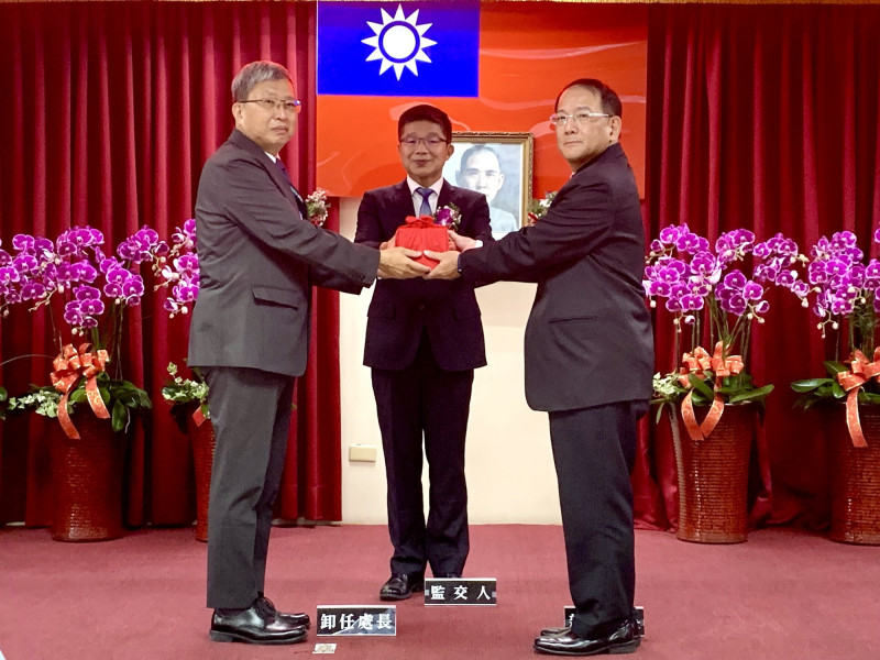 台電北西區新任營業處長徐進福（右），自卸任處長柴建業（左）手中接過印信，接棒領導。（台電北西區處提供）
