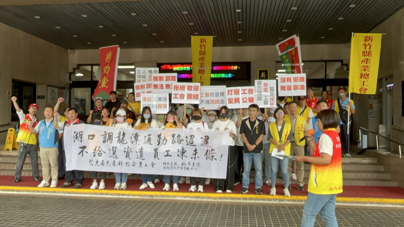 艾克爾先進科技企業工會不滿資方關閉湖口廠強制調動他們改到龍潭上班卻無優離等配套，今早到竹縣府前陳情抗議。（記者黃美珠攝）