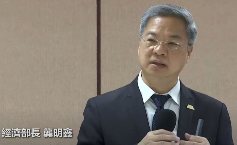 經濟部長龔明鑫喊話，力挺台電專業調度，可以維持夜尖峰6%備轉容量率。（記者林菁樺翻攝）