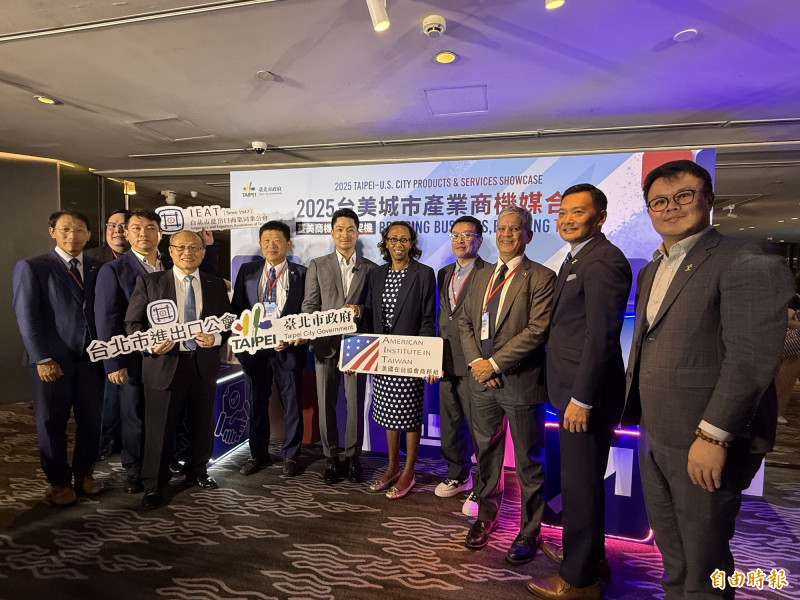 台北市政府今（16）日舉辦「2025台北城市產業商機媒合會」，邀集美國各州政府辦事處協會，並集結19個州政府駐台辦事處、4大產業協會與超過300家台美企業共同參與。（記者孫唯容攝）