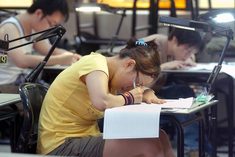 根據《勞工保險條例》相關規定，即使勞工轉換身分、從勞保轉改為公保或其他社會保險制度，原有的勞保年資仍會保留，不會因轉保而作廢。（示意圖，資料照）