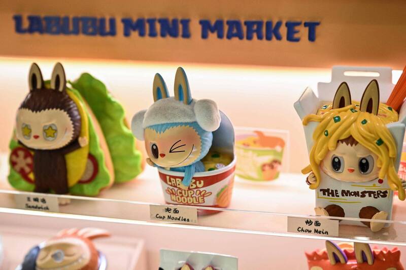 中國潮玩公司泡泡瑪特(Pop Mart)製作出的公仔「拉布布」(Labubu)在全球爆紅。(法新社)