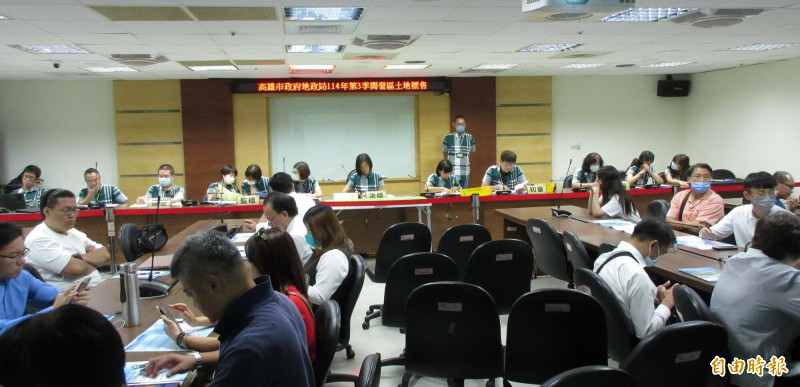 高雄市地政局第三季開發區土地標售,現場有不少空位。(記者葛祐豪翻攝)