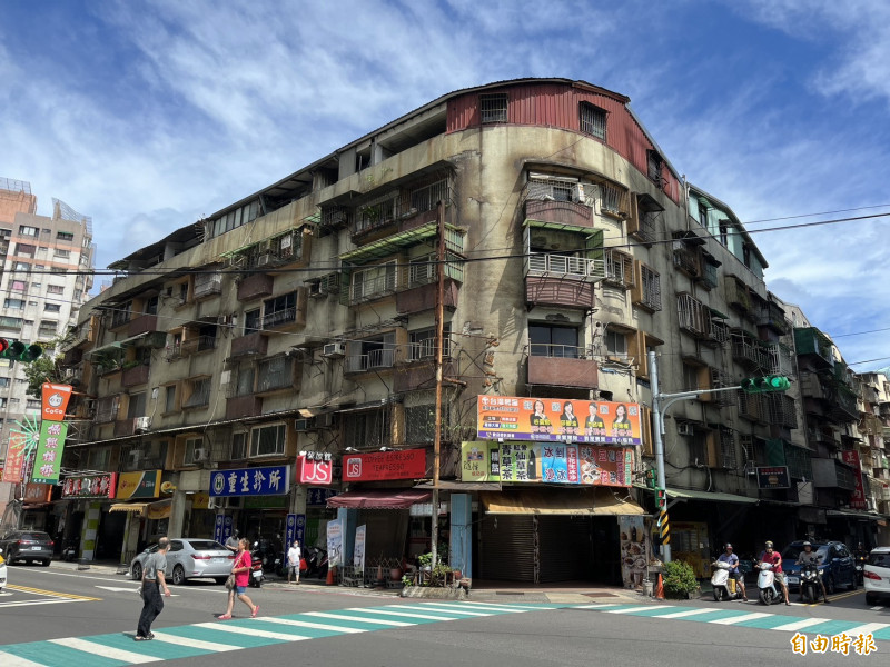 基隆聯宏社區去年花蓮大地震被貼黃單列管，目前已有八成五住戶繳交都更同意書。（記者盧賢秀攝）