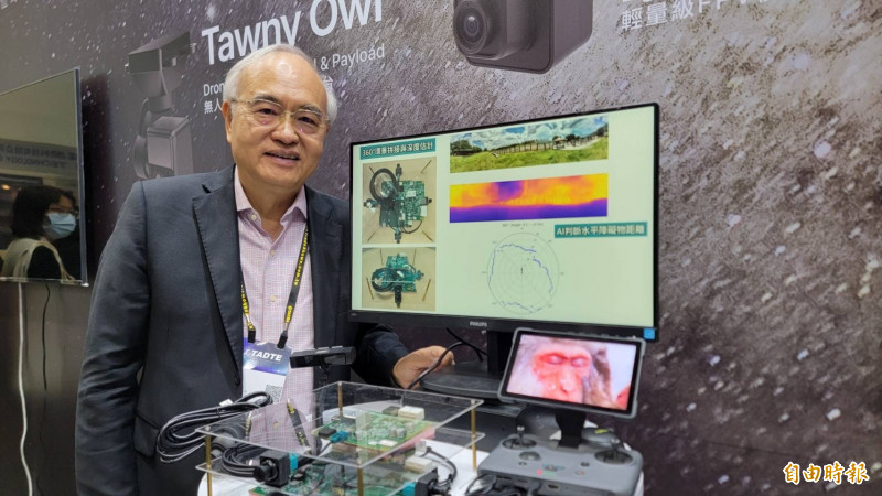 義隆電董事長葉儀晧展示最新無人機應用產品。（記者卓怡君攝）