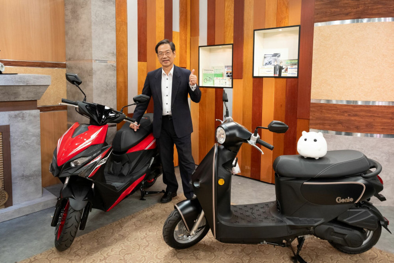 光陽董事長柯俊斌表示，貨物稅減徵與汰舊換新延長，讓消費者能以更低門檻換購新車，預期將掀起一波機車搶購潮。（光陽提供）