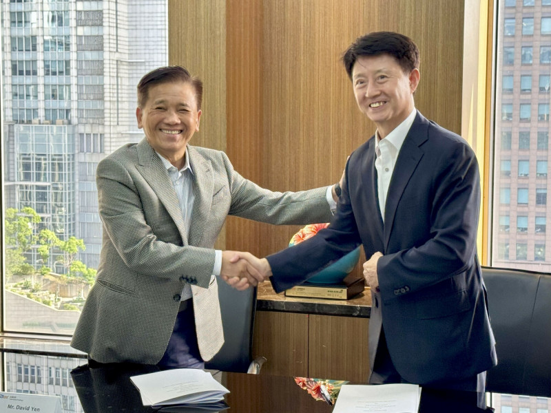 台驊收購韓國 SKYMASTER EXPRESS。圖左為台驊集團創辦人顏益財，右為SKYMASTER President JINNAM MOON。（台驊提供）