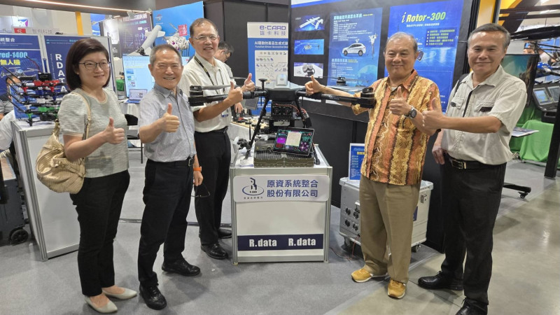 英濟執行董事徐婉晟（左起）、董事長徐文麟、原資系統整合總經理林正昀，以及峰鼎董事長游文光、總經理吳俊男看好無人載具展望。（英濟提供）