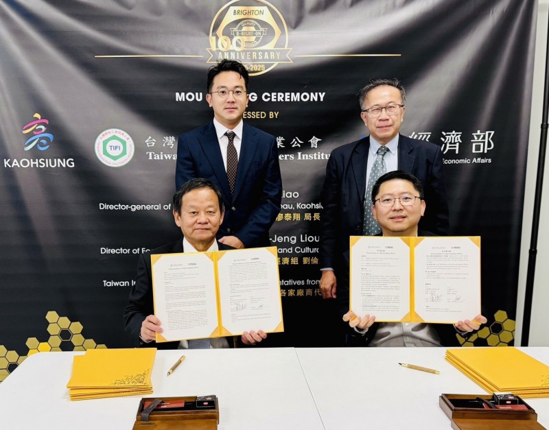 台灣螺絲公會理事長蔡永裕（前排左），與BBI公司董事長Jun Xu（前排右）簽署MOU，由高市經發局長廖泰翔（後排左）、經濟部洛杉磯台北經濟文化辦事處經濟組長劉倫正（後排右）見證。（經發局提供）